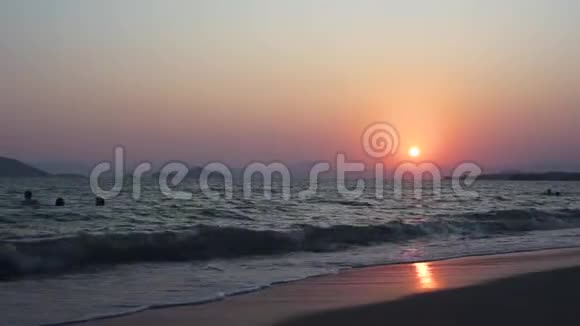 日落在沙滩上海景海景视频的预览图