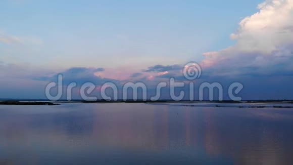 湖面上美丽的日落湖面上带着夕阳湖面上倒影着夕阳视频的预览图