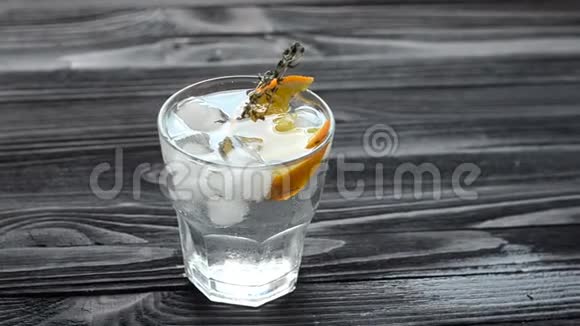 深色木桌上提供带有柑橘类水果的鸡尾酒视频的预览图