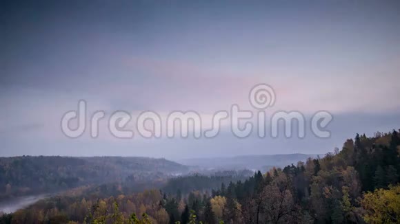 群山中的日出带着动人的雾气视频的预览图