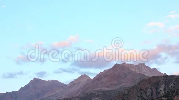 日落时分的山脉放大时间流逝帕米尔塔吉视频的预览图