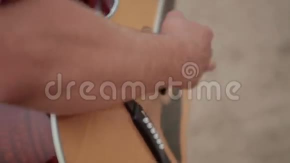 声吉他微动板手视频的预览图