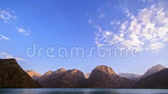 日落时的山湖时间流逝帕米尔塔吉吉吉吉视频的预览图
