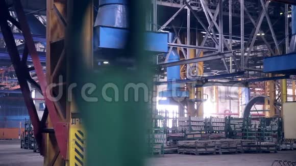 巨大厂房的工业内部在里面看视频的预览图