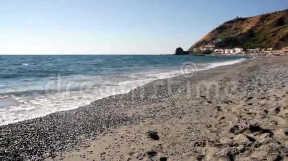 卡拉布里亚意大利天空和云彩的荒凉海滩景色视频的预览图