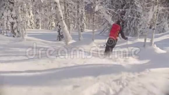 一个人骑在雪林下的山上视频的预览图