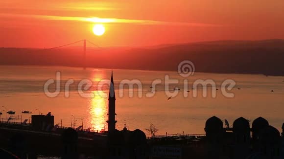 土耳其黎明时美丽的Bosphorus剪影视频的预览图