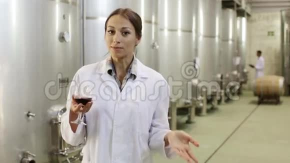 穿制服的女人端着酒杯站着视频的预览图