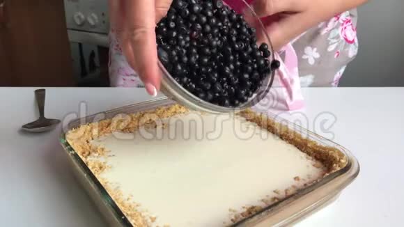那个女人在馅饼里加了蓝莓蓝莓芝士蛋糕视频的预览图