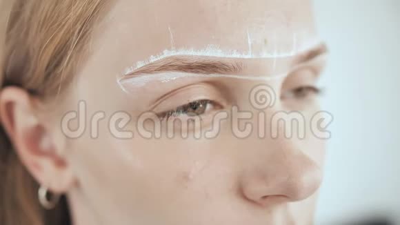 永久化妆眉毛的永久纹身美容师在眉毛上涂上永久的化妆眉毛纹身视频的预览图