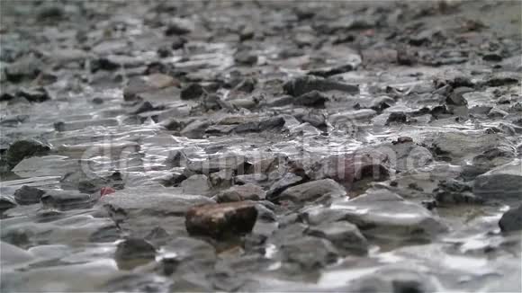 小岩石之间的水流接近视频的预览图