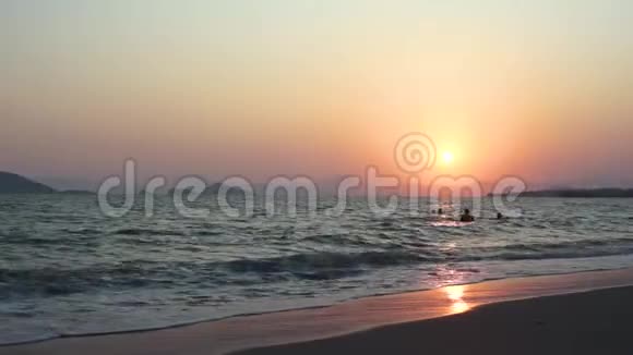 日落在沙滩上海景海景视频的预览图