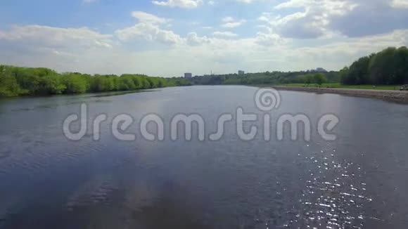 阿雷勒河的景色视频的预览图