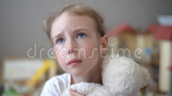 哭的小女孩视频的预览图