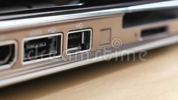 USB电缆插入笔记本电脑视频的预览图
