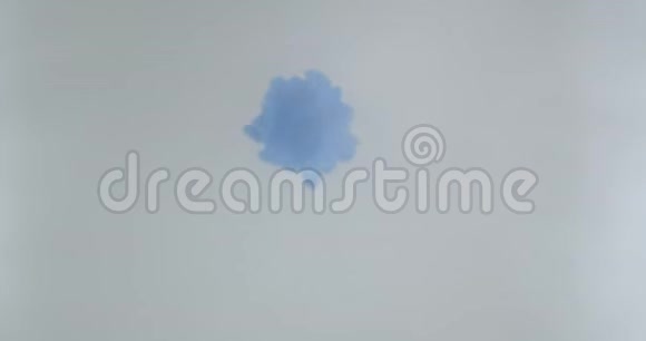 蓝色水彩笔墨溅落在液体中的特写镜头视频的预览图
