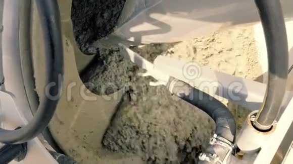 混凝土搅拌机浇筑泵施工机械和地面工程的细节视频的预览图