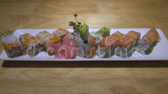 托盘美味的寿司与鲑鱼和飞鱼增长缓慢视频的预览图