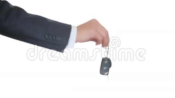男性手拿着一把汽车钥匙交给另一个人握手视频的预览图