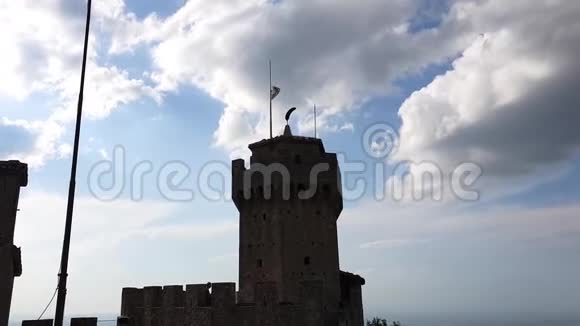 城堡墙和塔楼视频的预览图