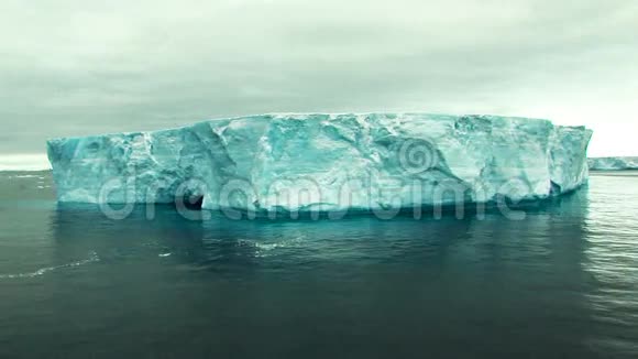 南极洲巨大的冰山视频的预览图