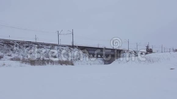 冬季在桥上行驶的机车视频的预览图