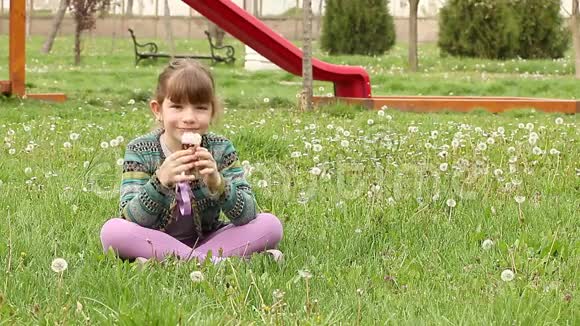 小女孩坐着吃冰淇淋视频的预览图