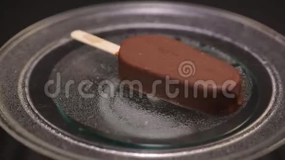 棒状冰淇淋用冰淇淋旋转托盘视频的预览图