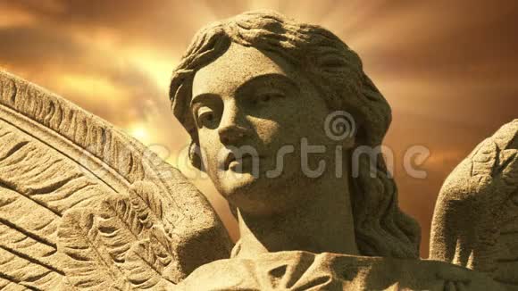 天使的雕像在时间流逝的金色云彩天使0110高清视频的预览图