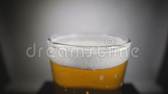 玻璃杯中的金啤酒和白沫视频的预览图
