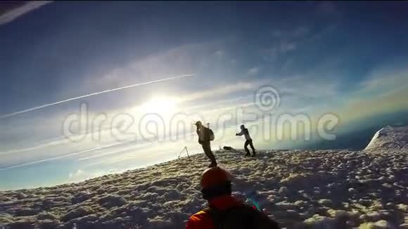 攀登雪山冰斧和冰锥的人视频的预览图