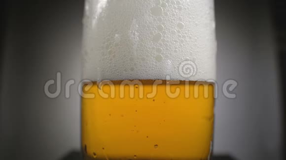 白色泡沫玻璃中的金色啤酒视频的预览图