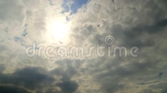 积云在蓝天上的时间流逝视频的预览图