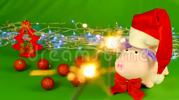 戴着圣诞老人帽子的软玩具猪站在壁炉上上面写着装饰着还有圣诞礼物视频的预览图