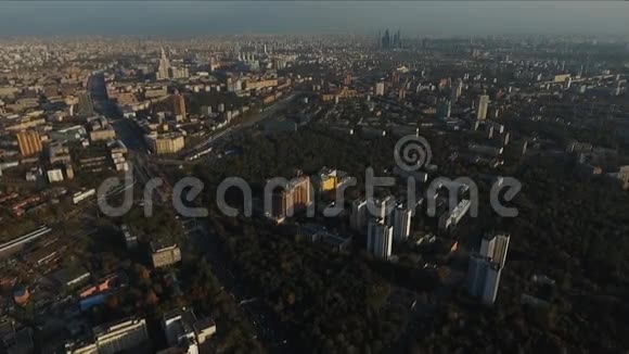 阳光明媚的秋日城市景观与交通空中景观视频的预览图