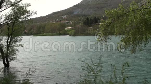 意大利莫利塞省伊塞尼亚卡迪托湖小镇视频的预览图