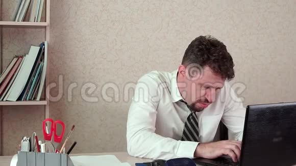 办公室经理累人在笔记本电脑上工作视频的预览图