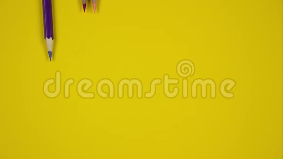 2019年新年停止彩色铅笔在黄色背景上的运动动画视频的预览图