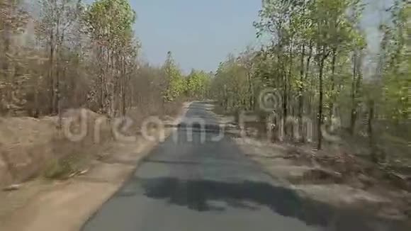 汽车在印度道路上的移动日视频的预览图