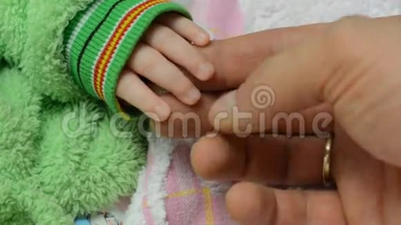 触摸新生婴儿手特写视频的预览图