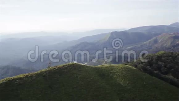 清晨泰国坎恰纳布里省通法普姆国家公园的NernChangSuek山在雾中视频的预览图