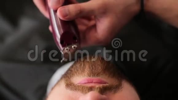 理发店剪胡子视频的预览图