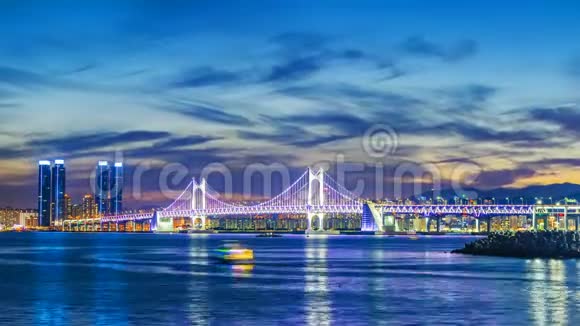 韩国釜山日落的光安桥和海东视频的预览图