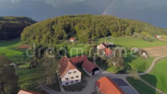 小村庄中的美丽景观视频的预览图