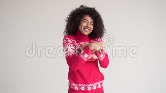 幸福的女人拿着圣诞礼物盒视频的预览图