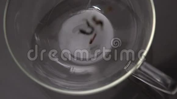 松散的茶倒进玻璃杯里视频的预览图