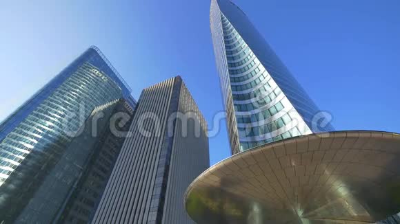 蓝天背景下的玻璃高楼视频的预览图