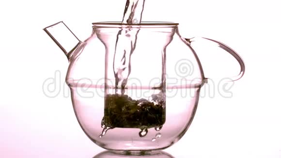 茶壶里的茶被水浇过视频的预览图