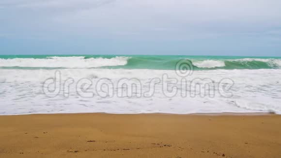 慢动作海浪在热带海滩上视频的预览图