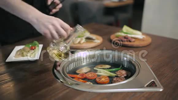 厨师在烤架上烹饪蔬菜和肉视频的预览图